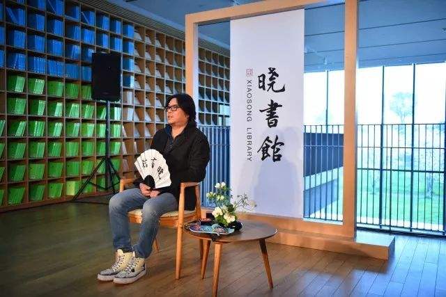 资本加持情怀,押上前半生的人脉和资源,他要在后半生去开书馆